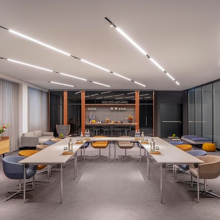 ホテル アンダーズ ミュンヘン シュヴァビンガー トーア ア コンセプト バイ ハイアット エクステリア 写真 The interior of the 100 East 53rd Street building