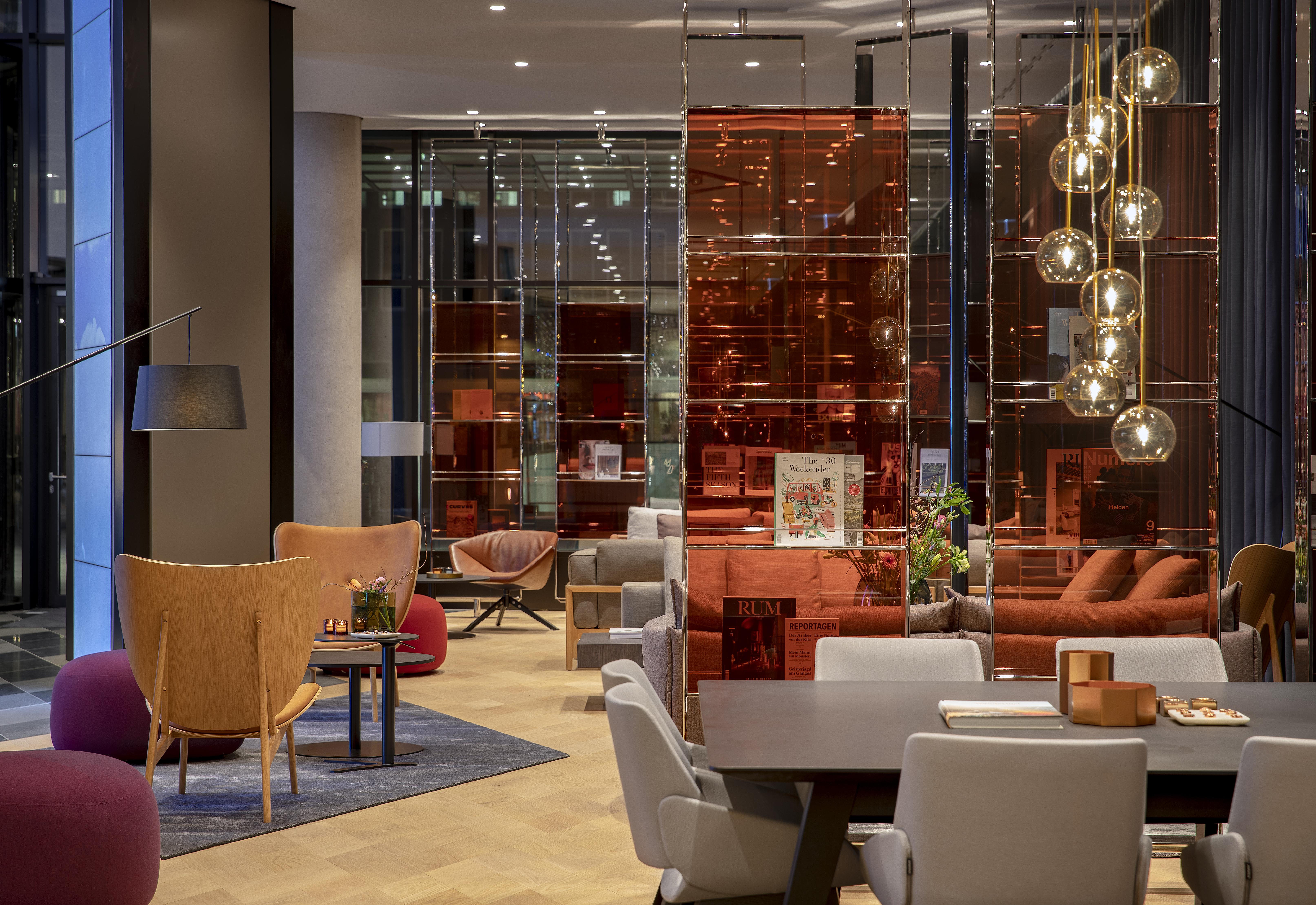 ホテル アンダーズ ミュンヘン シュヴァビンガー トーア ア コンセプト バイ ハイアット エクステリア 写真 The lobby of the hotel