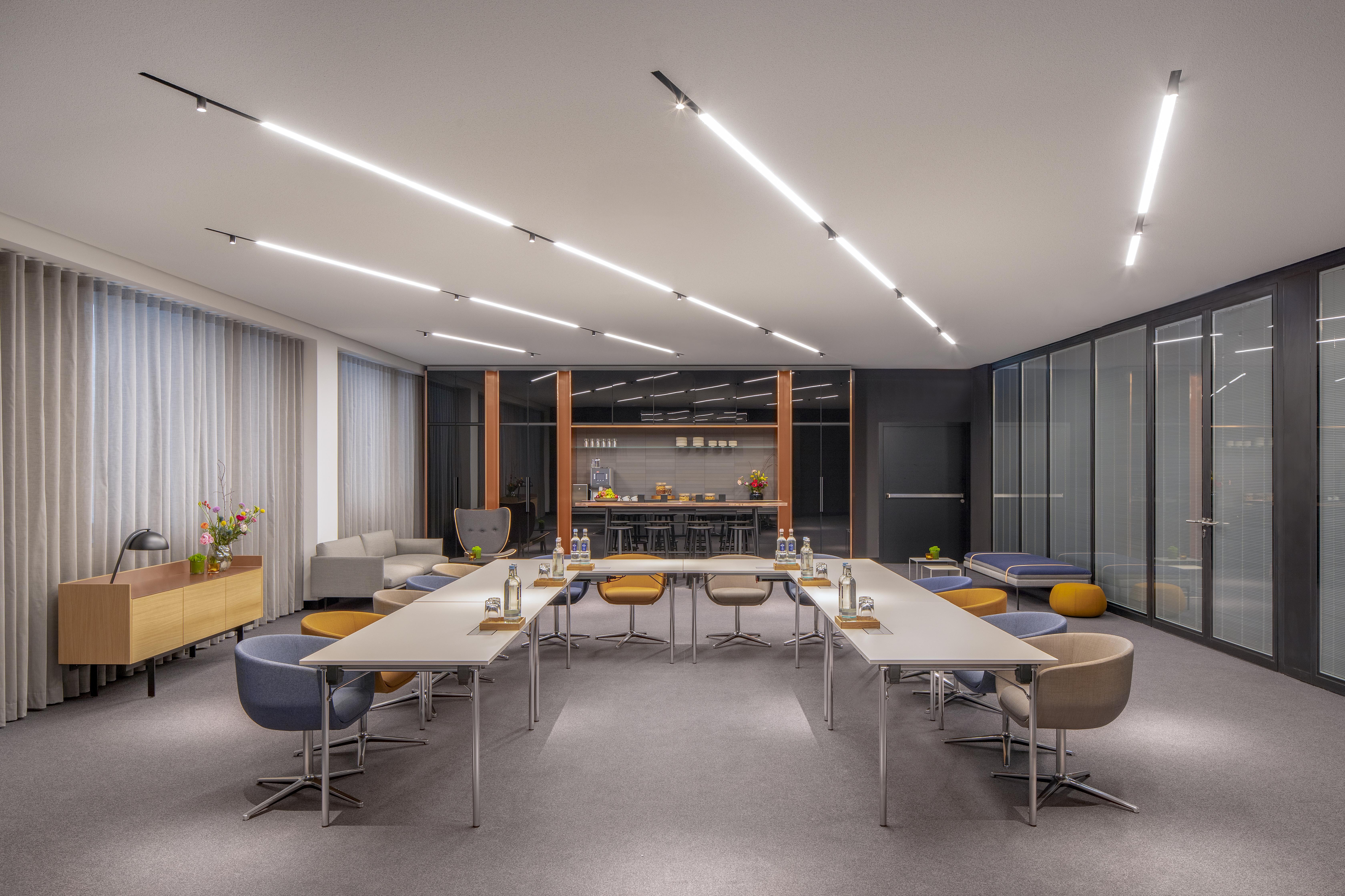 ホテル アンダーズ ミュンヘン シュヴァビンガー トーア ア コンセプト バイ ハイアット エクステリア 写真 The interior of the 100 East 53rd Street building