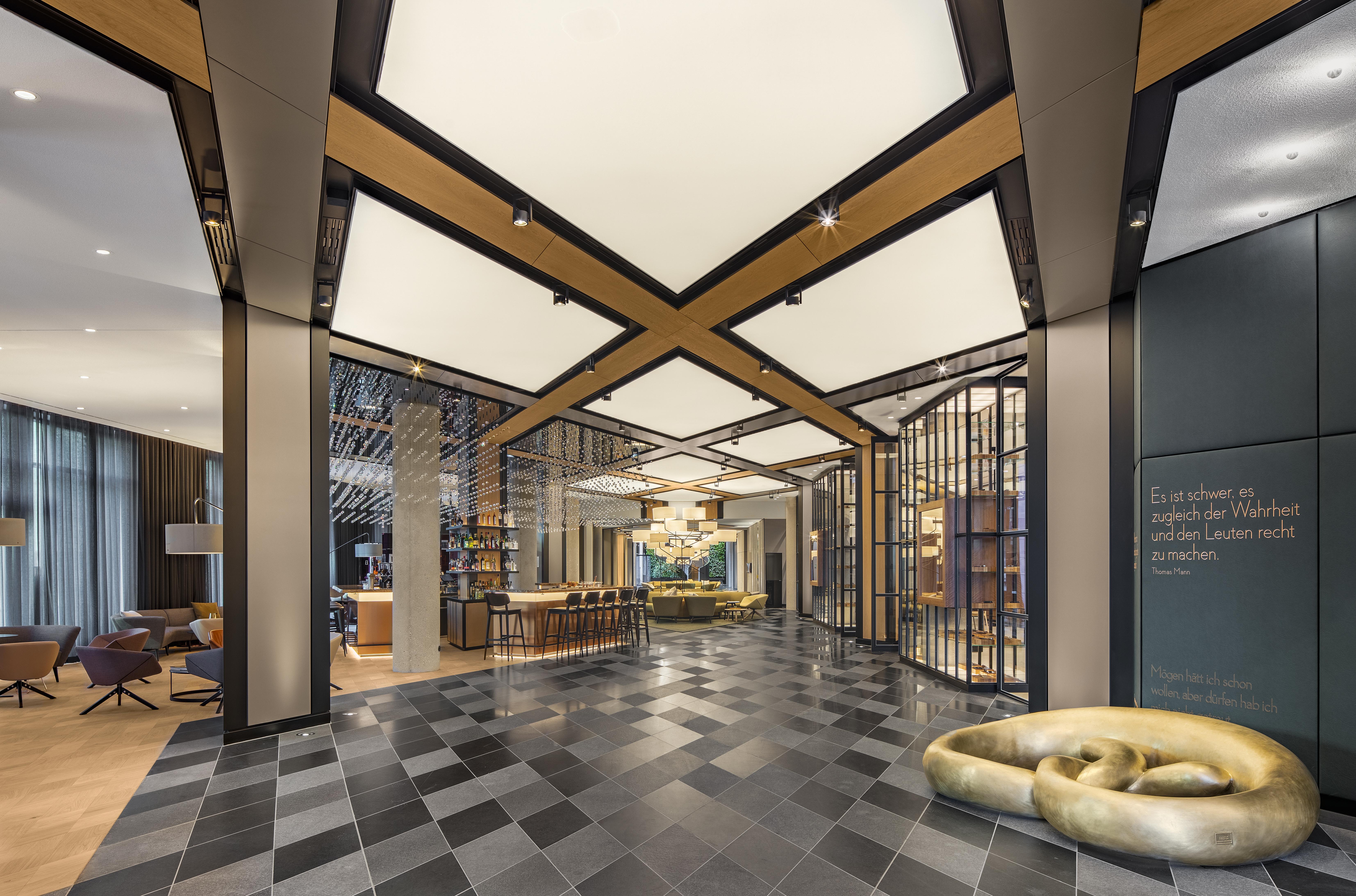 ホテル アンダーズ ミュンヘン シュヴァビンガー トーア ア コンセプト バイ ハイアット エクステリア 写真 The lobby of the hotel