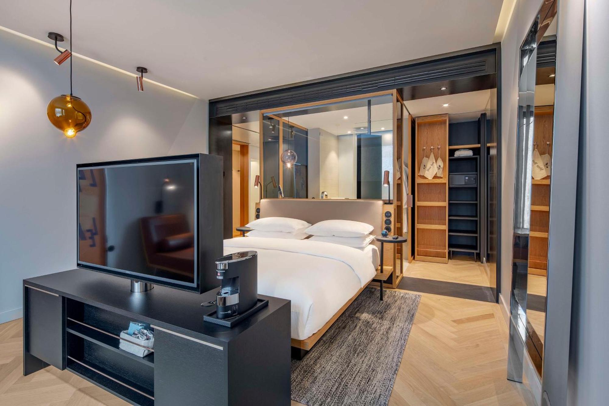 ホテル アンダーズ ミュンヘン シュヴァビンガー トーア ア コンセプト バイ ハイアット エクステリア 写真 A bedroom at the hotel