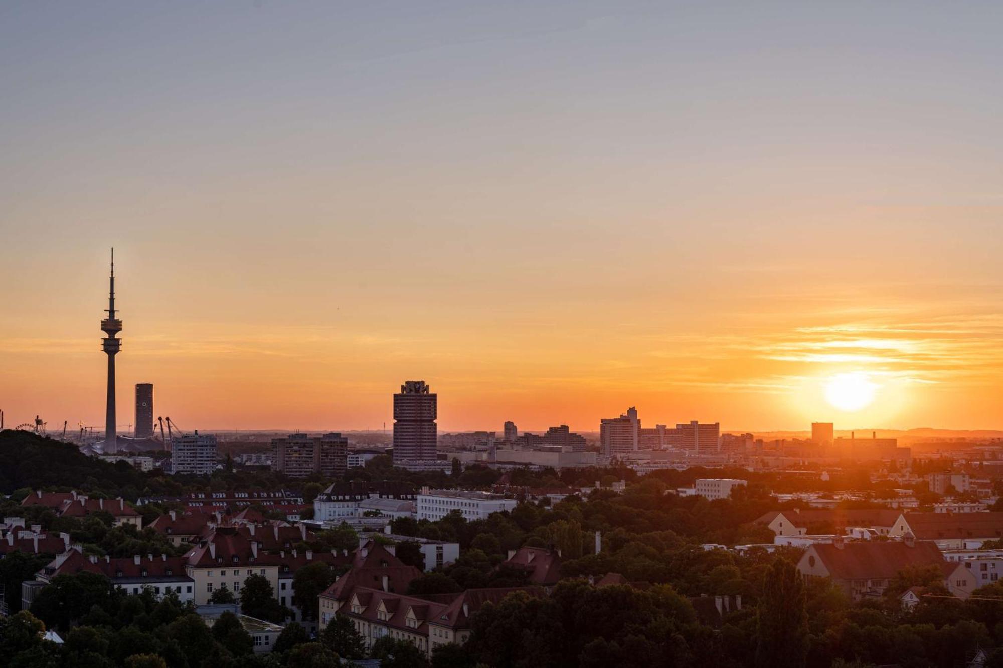 ホテル アンダーズ ミュンヘン シュヴァビンガー トーア ア コンセプト バイ ハイアット エクステリア 写真 Sunset over Stuttgart