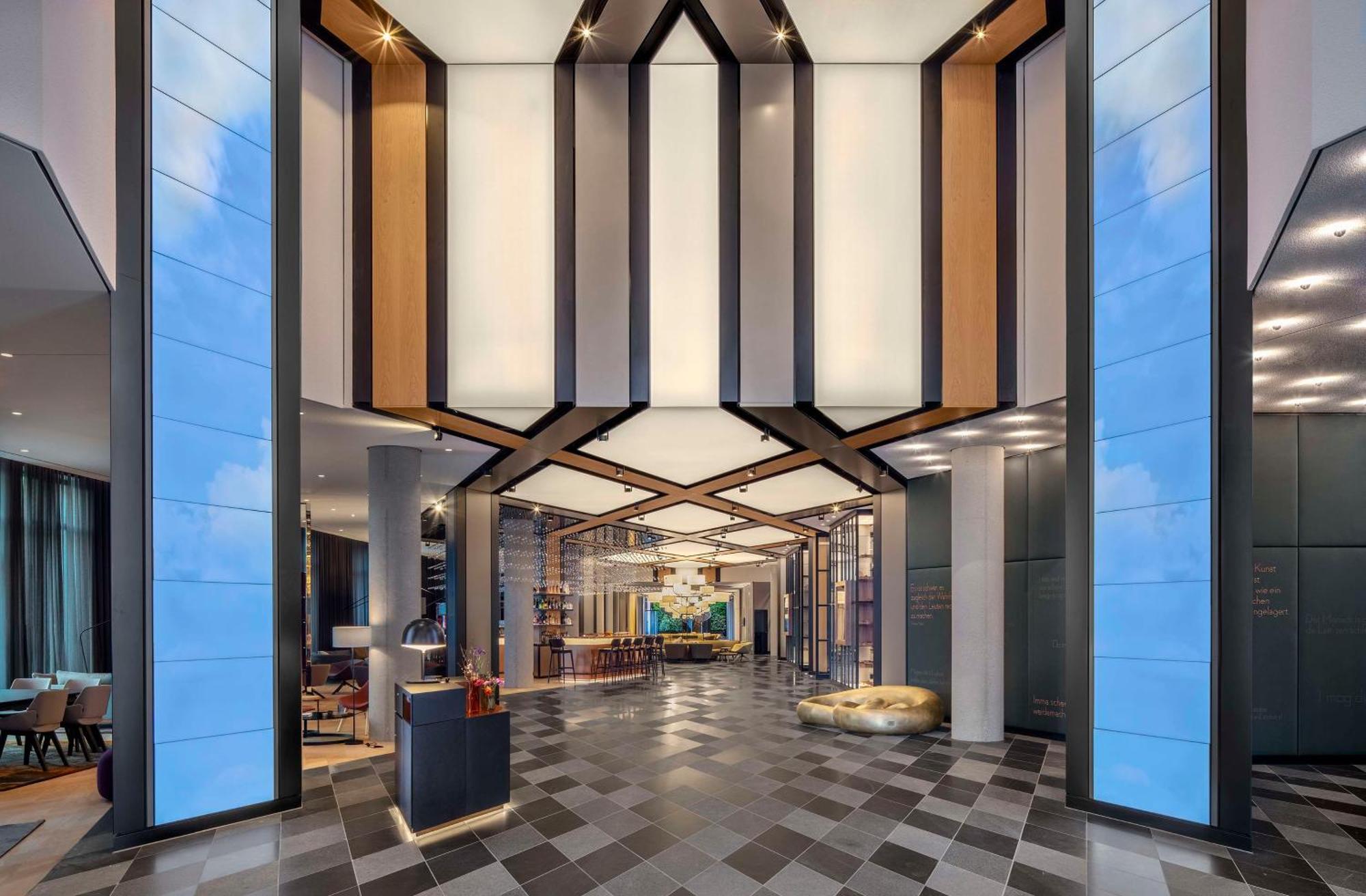 ホテル アンダーズ ミュンヘン シュヴァビンガー トーア ア コンセプト バイ ハイアット エクステリア 写真 The lobby of the hotel