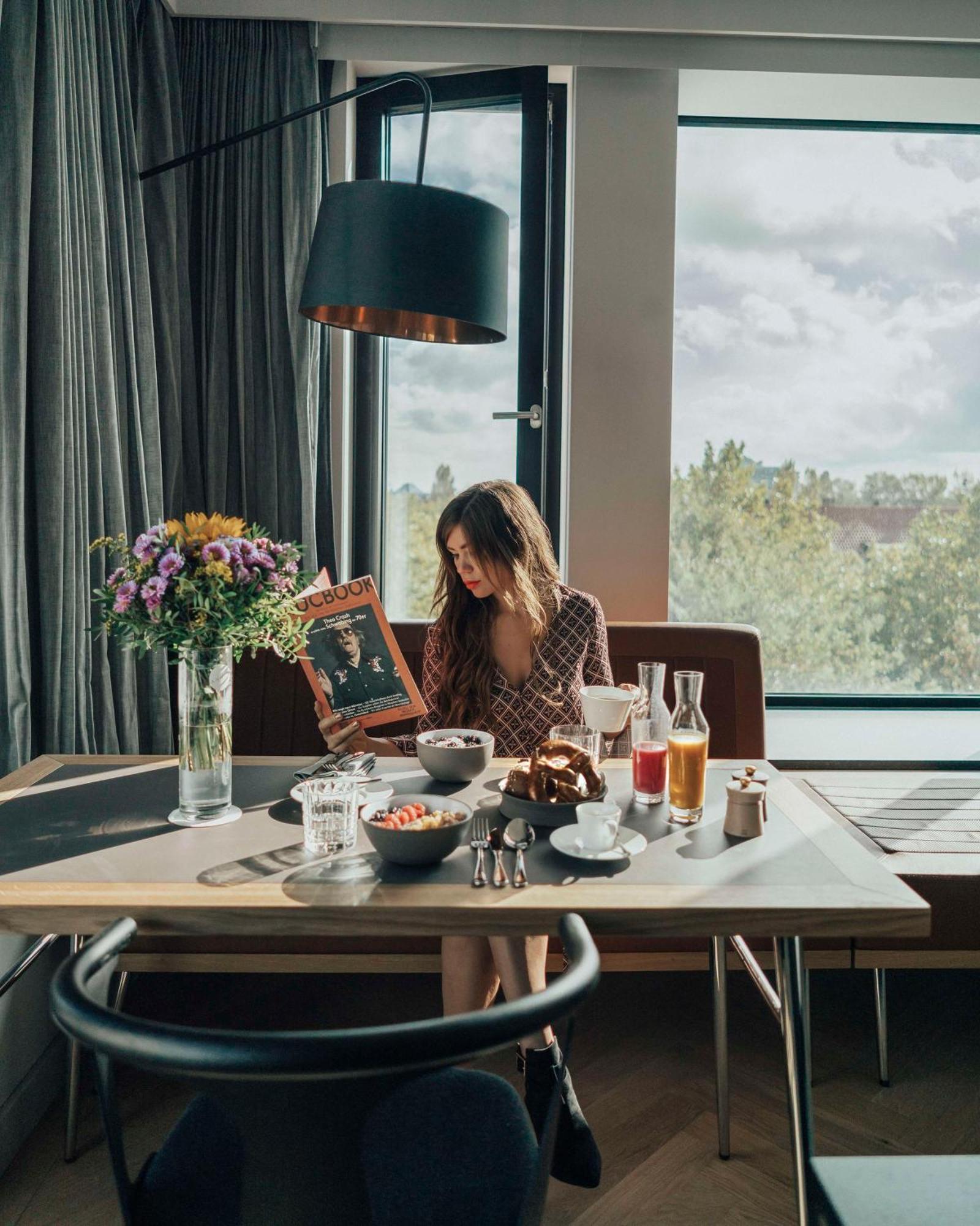 ホテル アンダーズ ミュンヘン シュヴァビンガー トーア ア コンセプト バイ ハイアット エクステリア 写真 A woman reading a magazine