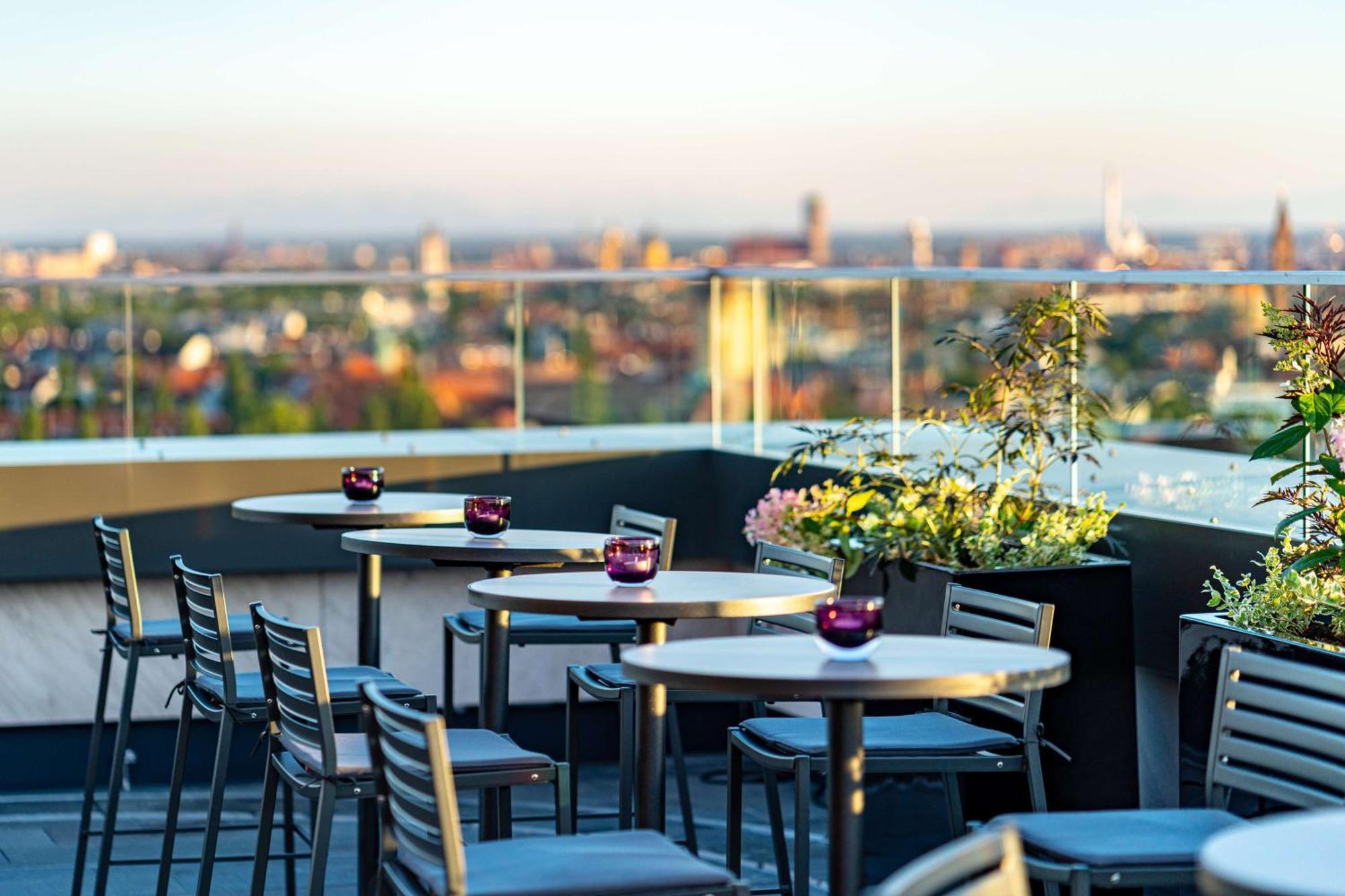 ホテル アンダーズ ミュンヘン シュヴァビンガー トーア ア コンセプト バイ ハイアット エクステリア 写真 Skyline Terrace