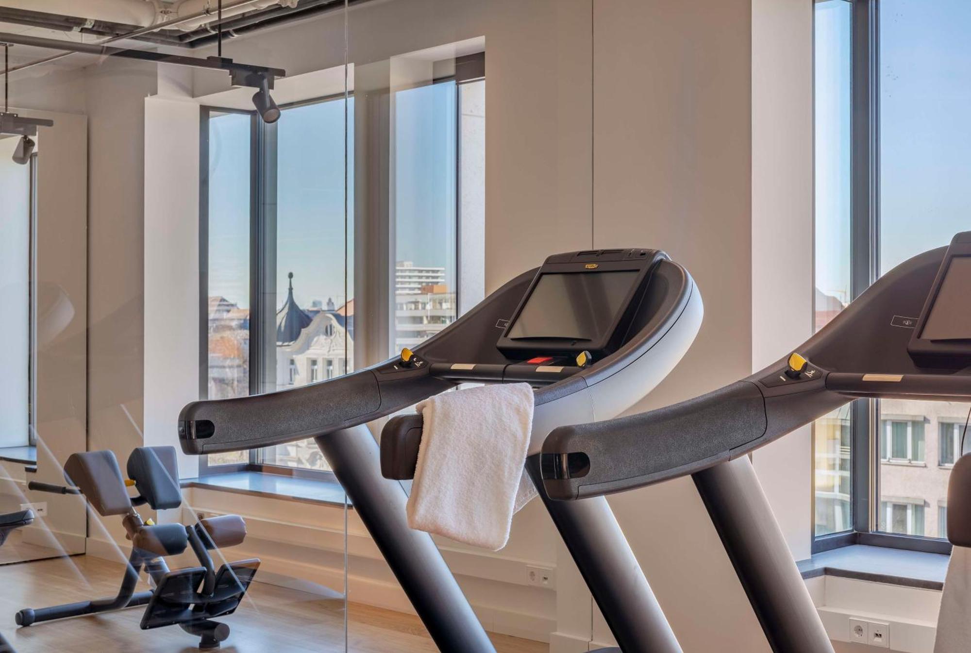 ホテル アンダーズ ミュンヘン シュヴァビンガー トーア ア コンセプト バイ ハイアット エクステリア 写真 The gym at the hotel