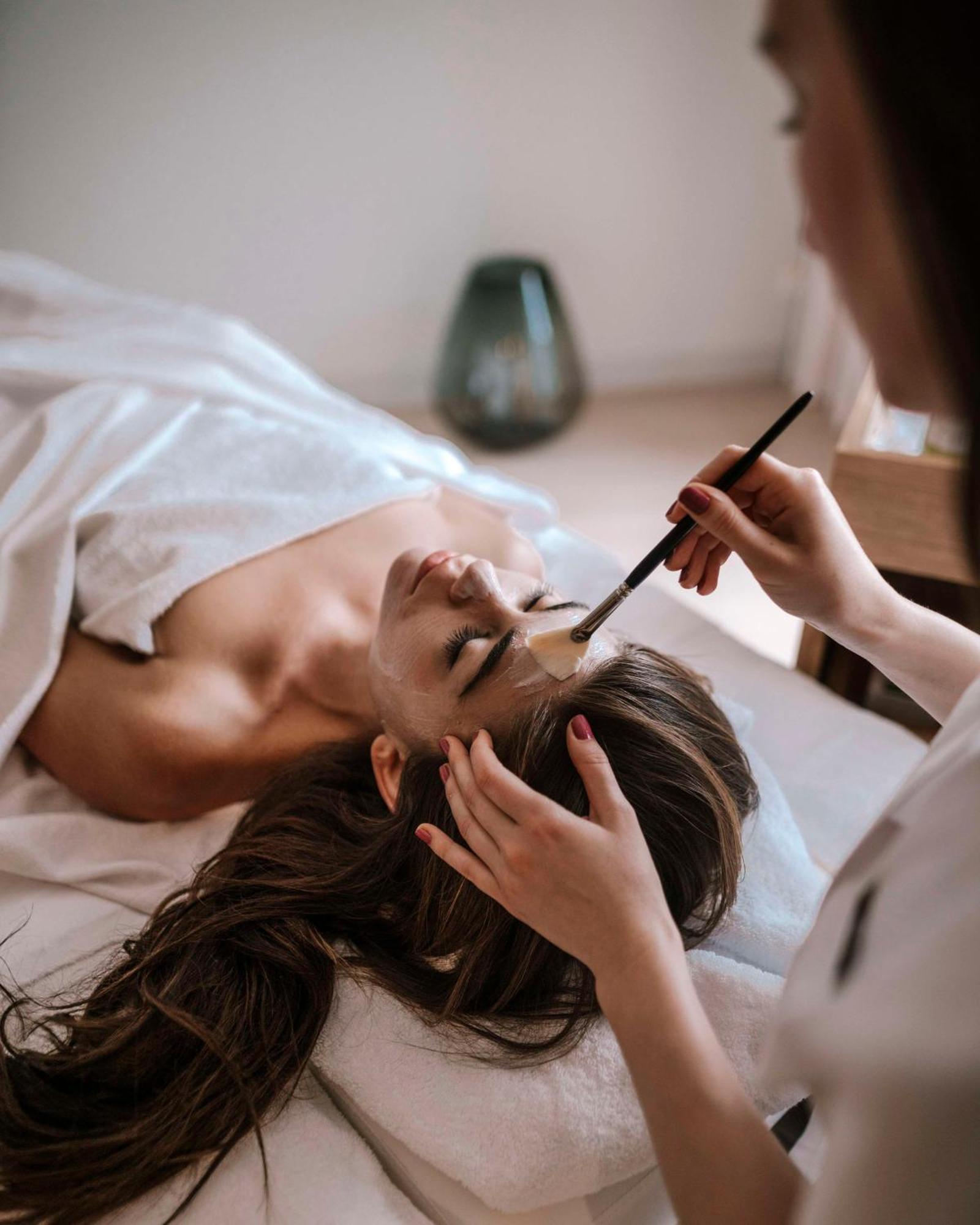 ホテル アンダーズ ミュンヘン シュヴァビンガー トーア ア コンセプト バイ ハイアット エクステリア 写真 A woman receiving a facial treatment