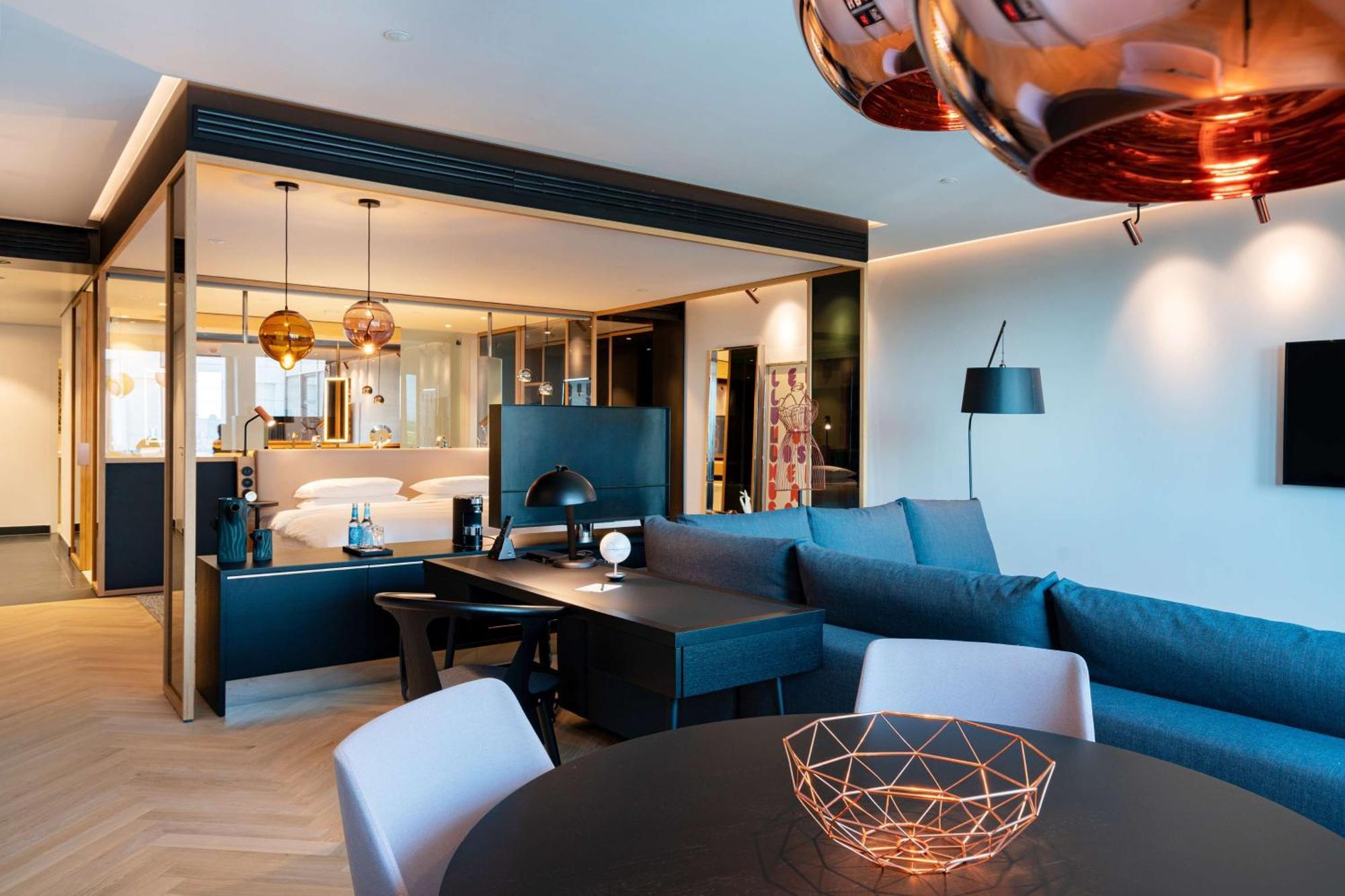 ホテル アンダーズ ミュンヘン シュヴァビンガー トーア ア コンセプト バイ ハイアット エクステリア 写真 The interior of a suite at the hotel