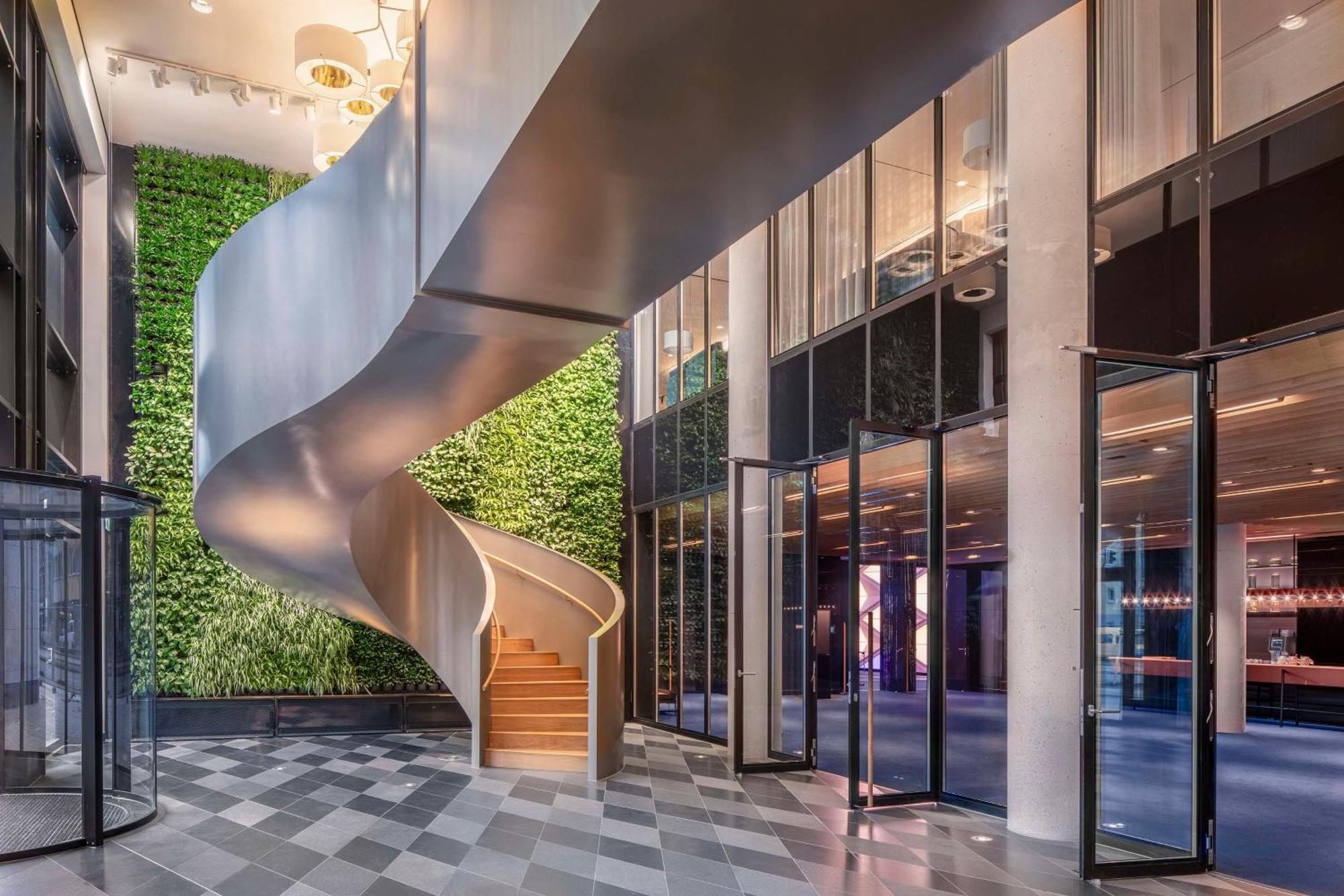 ホテル アンダーズ ミュンヘン シュヴァビンガー トーア ア コンセプト バイ ハイアット エクステリア 写真 The interior of the hotel