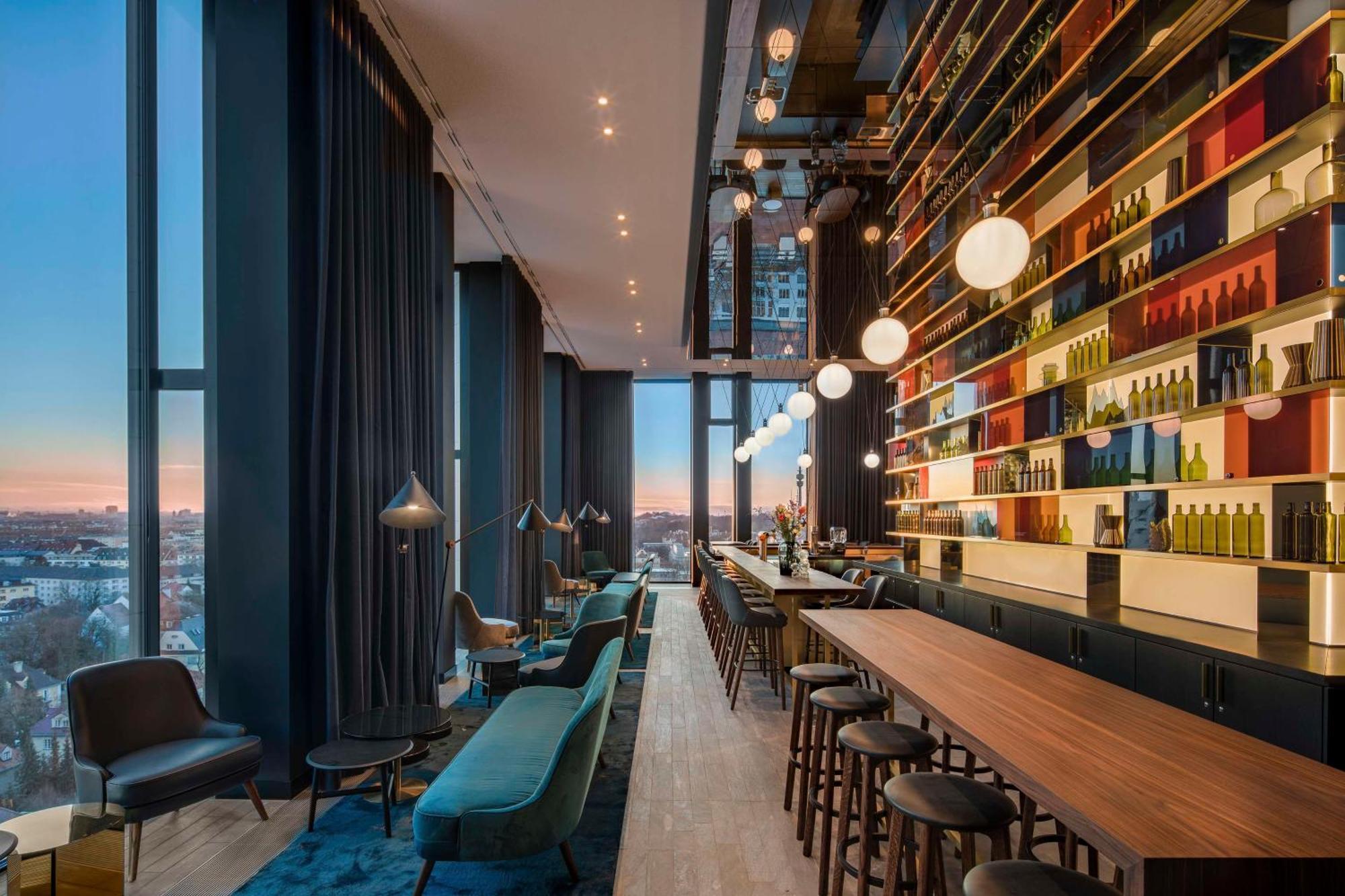ホテル アンダーズ ミュンヘン シュヴァビンガー トーア ア コンセプト バイ ハイアット エクステリア 写真 The bar at the 101 Skybar