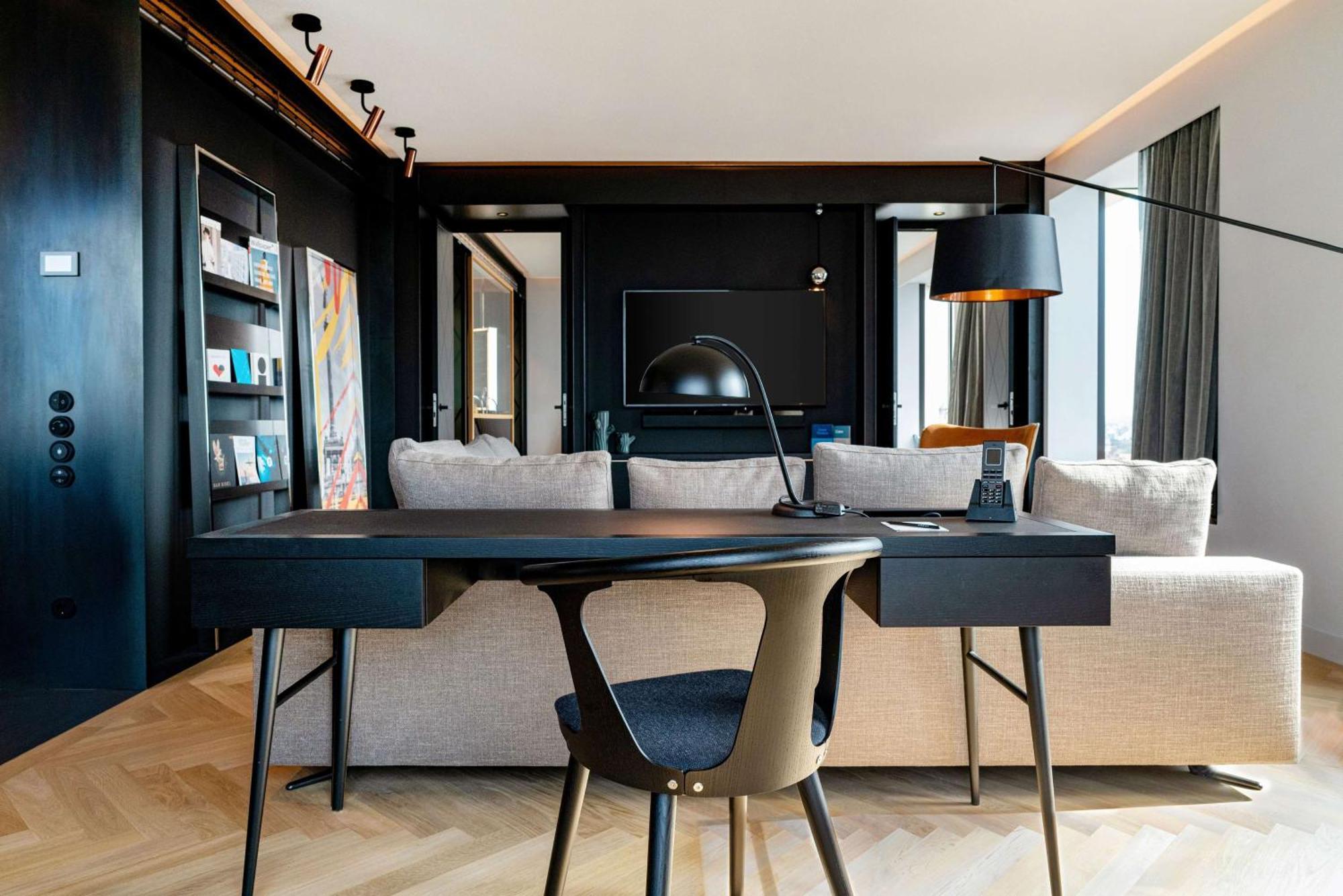 ホテル アンダーズ ミュンヘン シュヴァビンガー トーア ア コンセプト バイ ハイアット エクステリア 写真 The interior of a suite at the hotel