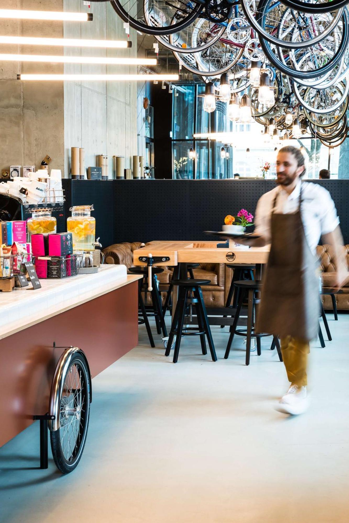 ホテル アンダーズ ミュンヘン シュヴァビンガー トーア ア コンセプト バイ ハイアット エクステリア 写真 A barista working at a coffee shop