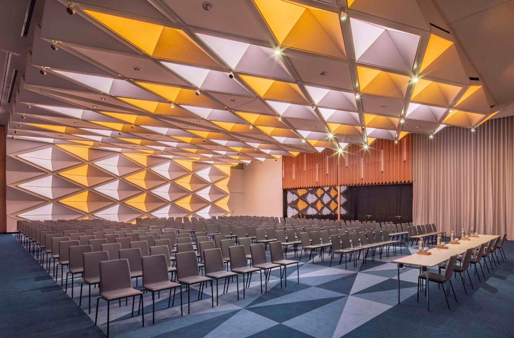 ホテル アンダーズ ミュンヘン シュヴァビンガー トーア ア コンセプト バイ ハイアット エクステリア 写真 The interior of the conference centre
