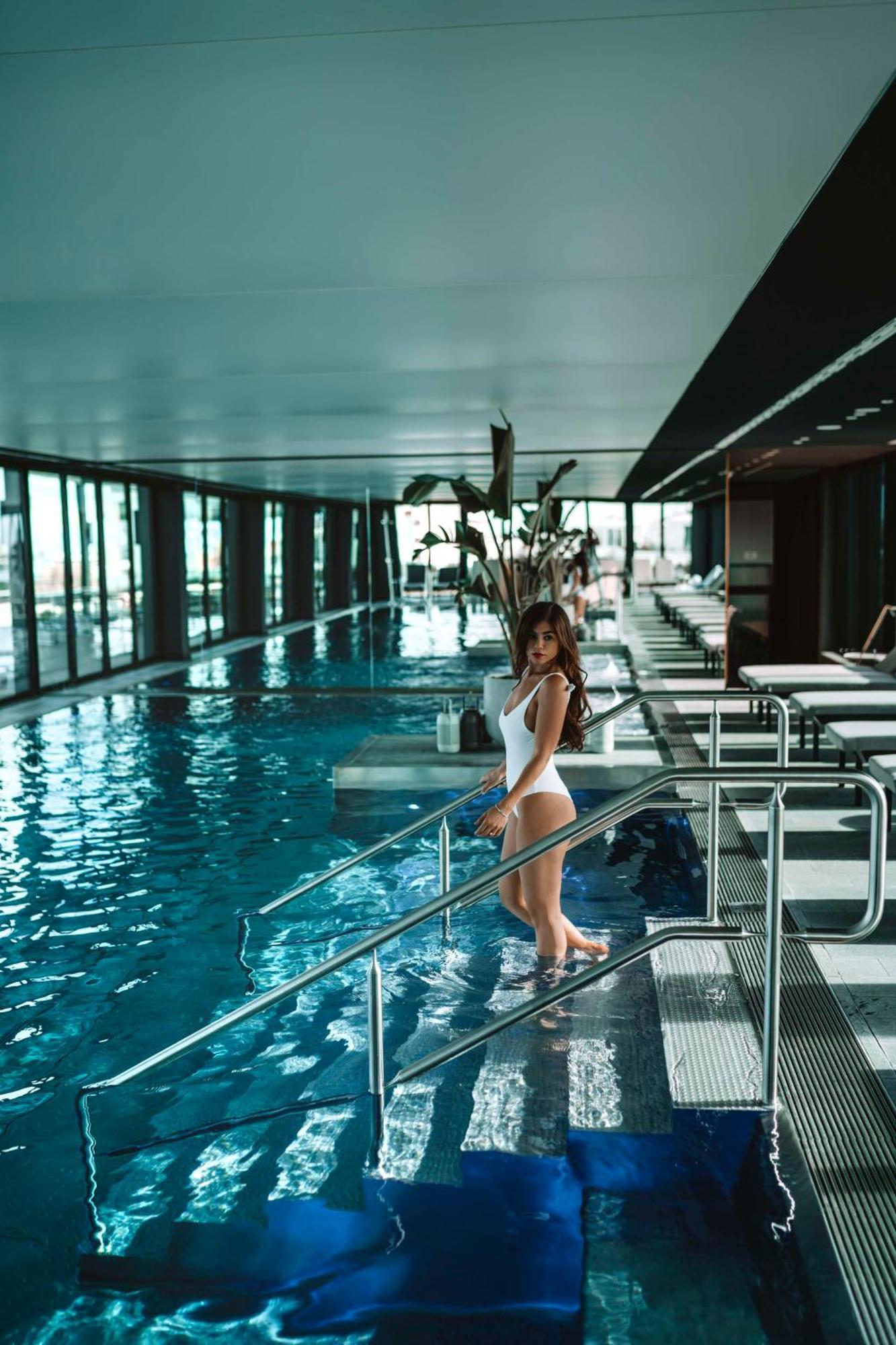 ホテル アンダーズ ミュンヘン シュヴァビンガー トーア ア コンセプト バイ ハイアット エクステリア 写真 The swimming pool at the hotel