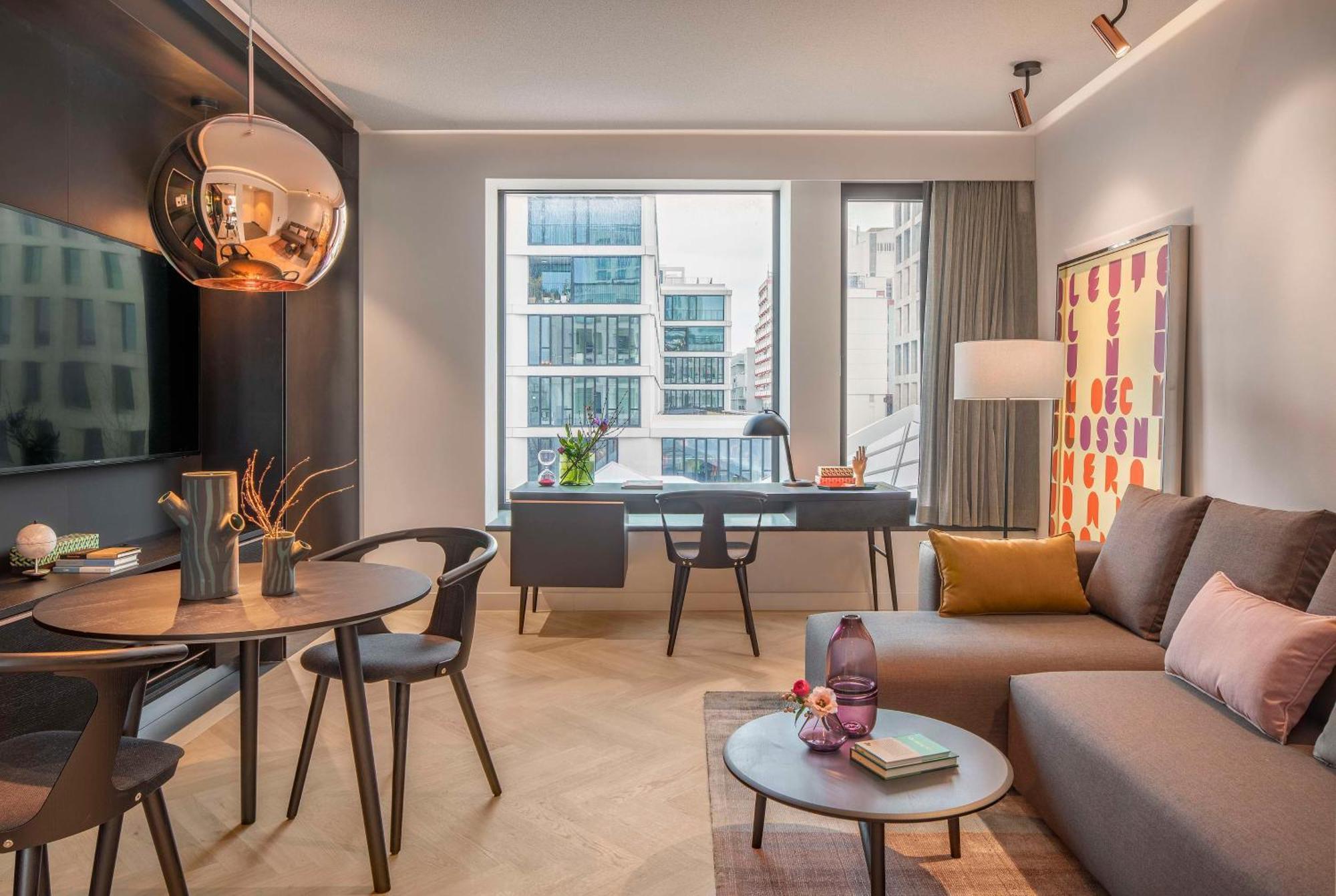 ホテル アンダーズ ミュンヘン シュヴァビンガー トーア ア コンセプト バイ ハイアット エクステリア 写真 A suite at the hotel