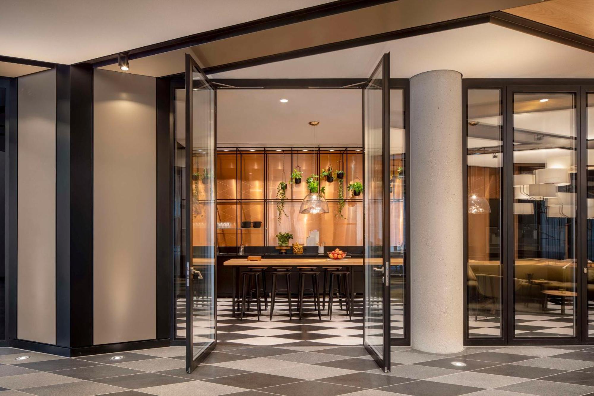 ホテル アンダーズ ミュンヘン シュヴァビンガー トーア ア コンセプト バイ ハイアット エクステリア 写真 The interior of the hotel