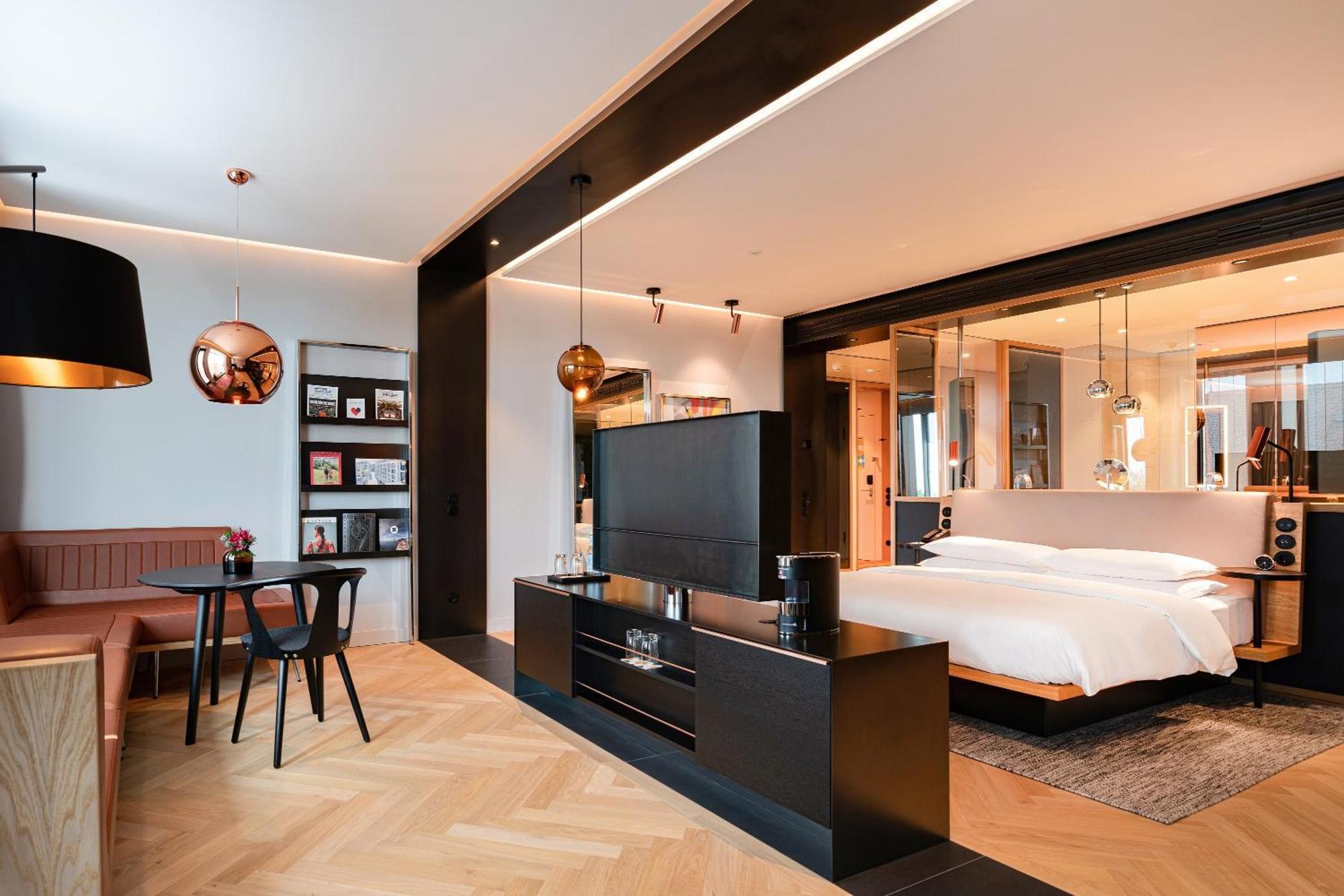 ホテル アンダーズ ミュンヘン シュヴァビンガー トーア ア コンセプト バイ ハイアット エクステリア 写真 A suite at the hotel